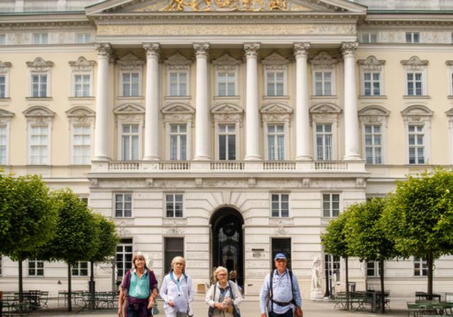 Edificio clásico de Viena en una ruta cultural para viajeros sénior